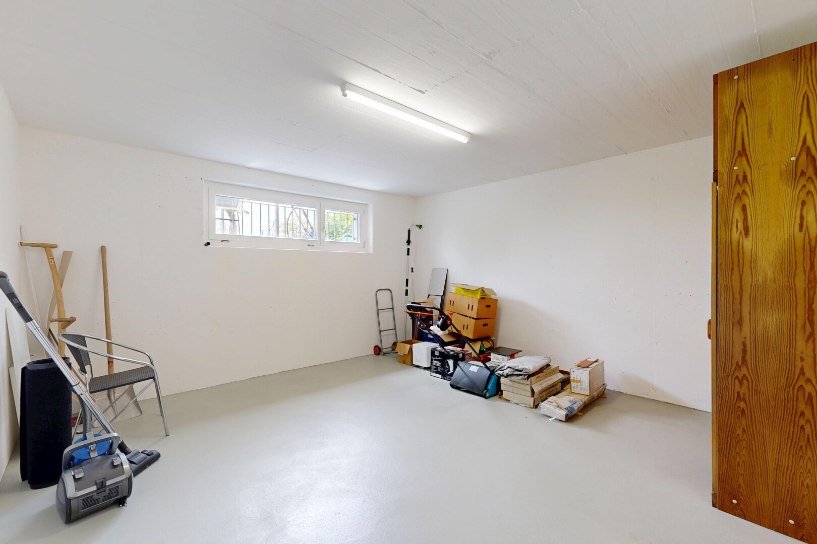 fitnessstudio mit keller, betonboden, concrete floor, natürliches licht, und natural light