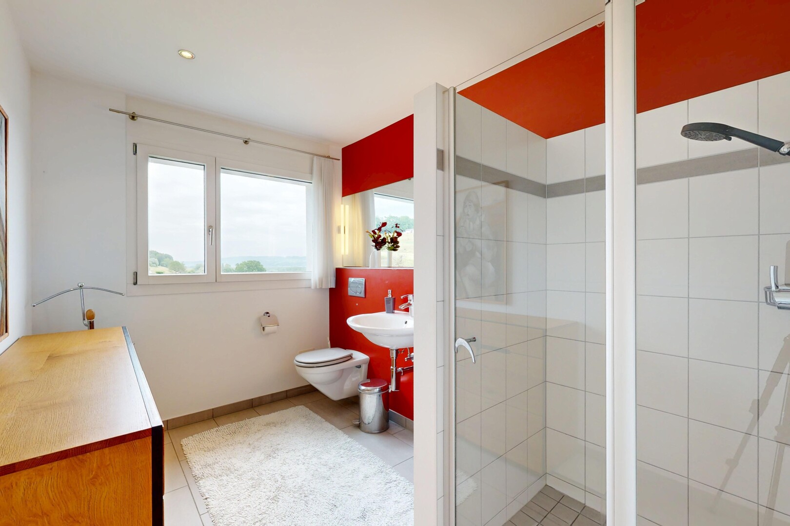 bad mit dusche, light floor, komplettes badezimmer, natürliches licht, und natural light