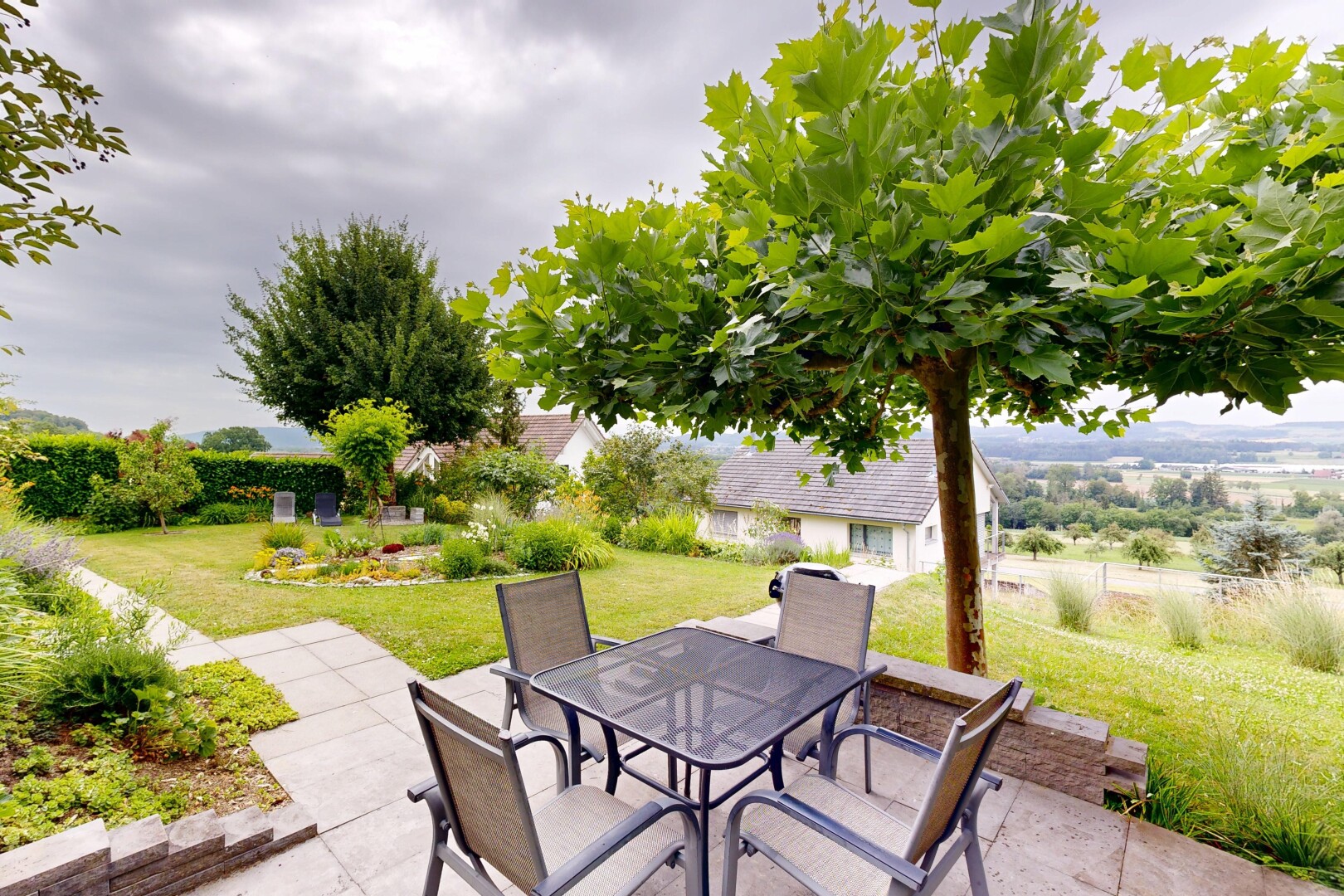 terrasse mit essbereich im freien, rasen, overcast, terrasse, und from property