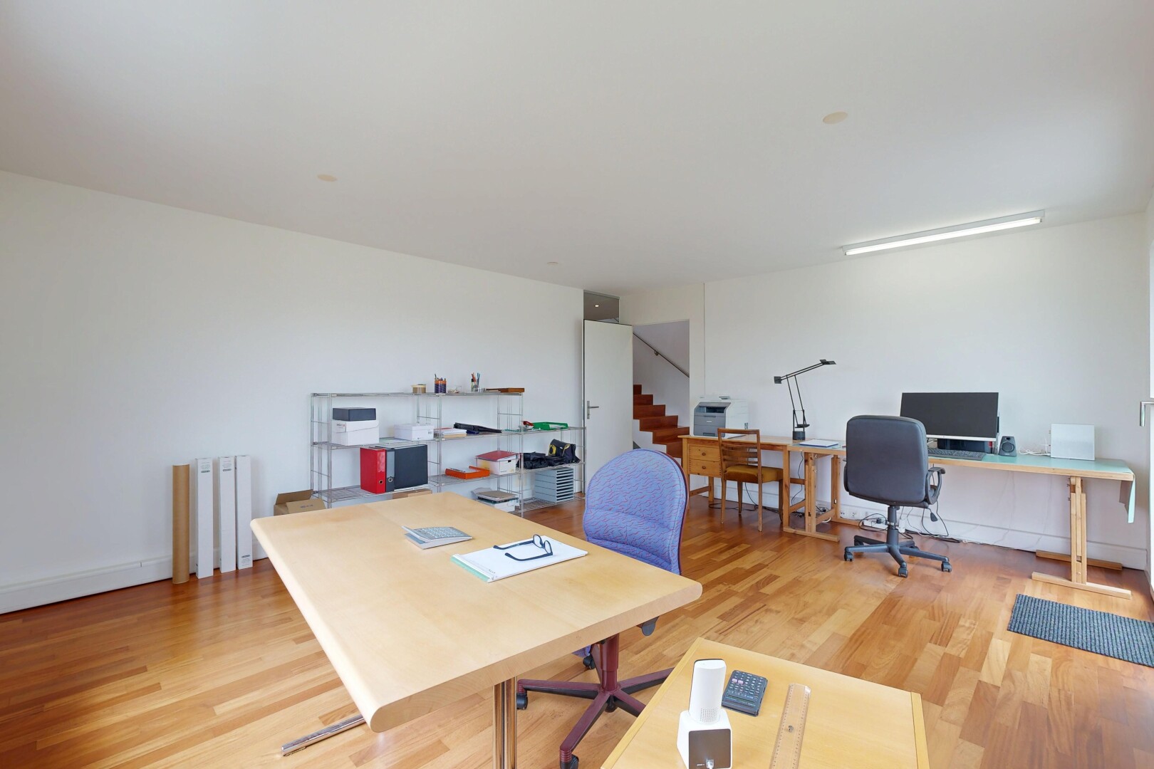 büro mit bürobereich, drywall, wood finish floor, inside community, und fernseher