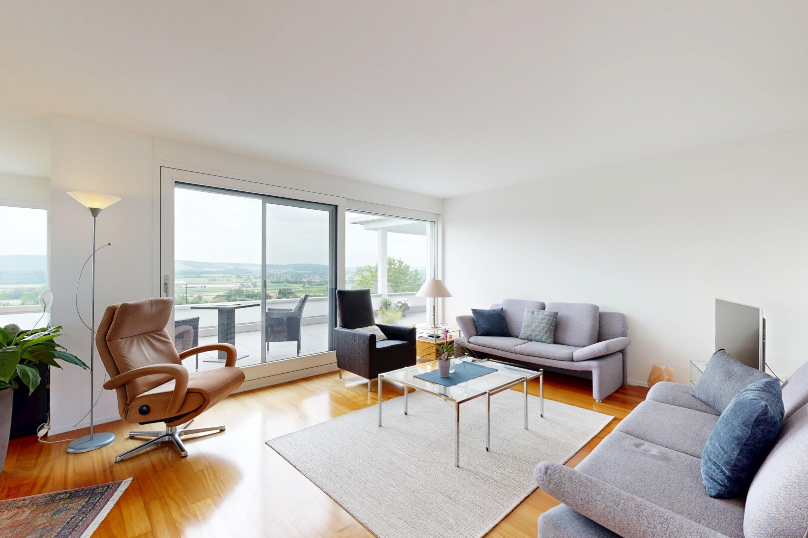 wohnzimmer mit inside property, gipskartonwand, drywall, holzfußboden, und wood finish floor