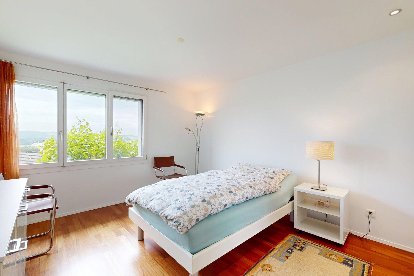 zimmer / schlafzimmer mit inside property, holzfußboden, wood finish floor, gipskartonwand, und drywall