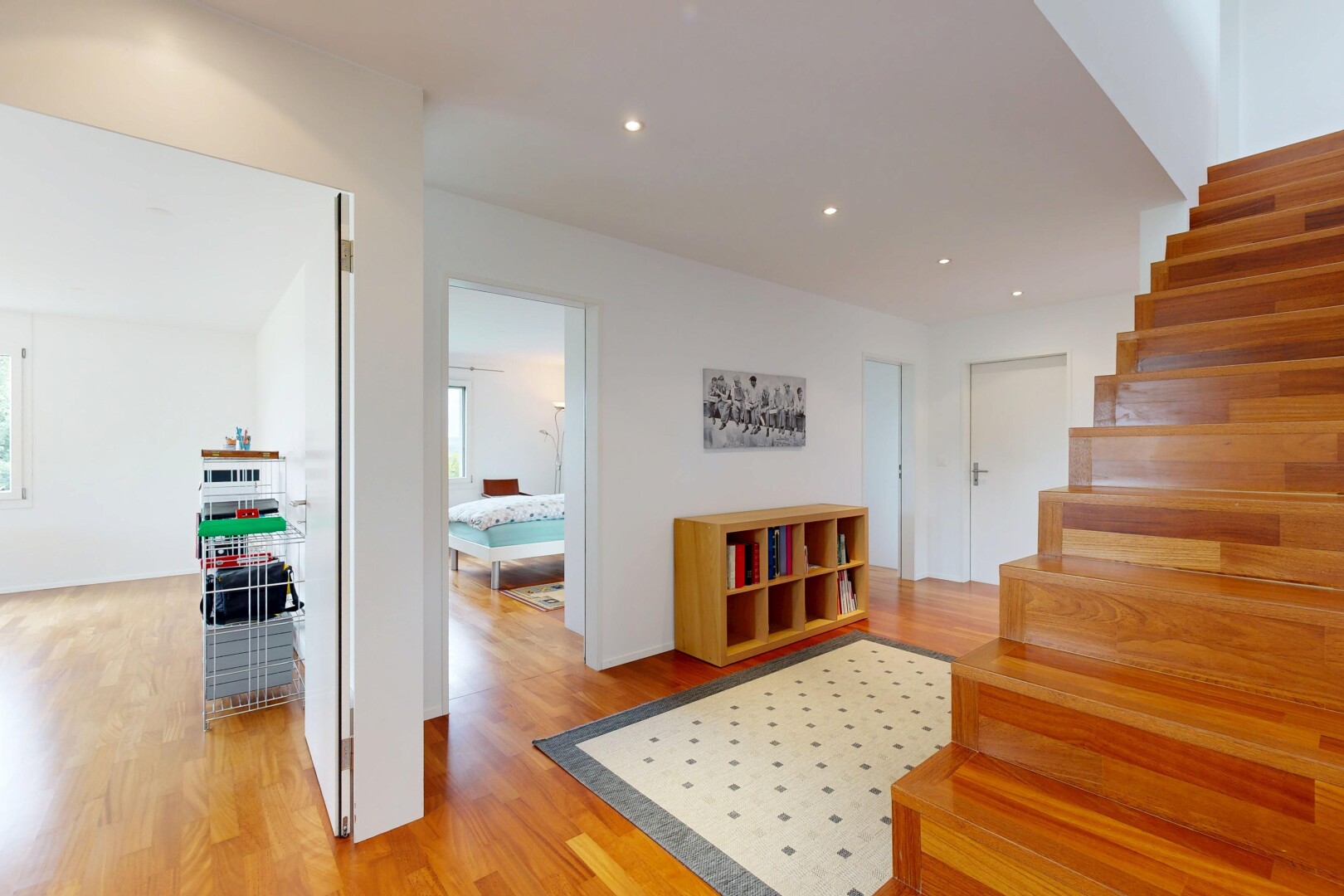 treppe mit treppen, holzfußboden, wood finish floor, inside property, und einbauleuchten