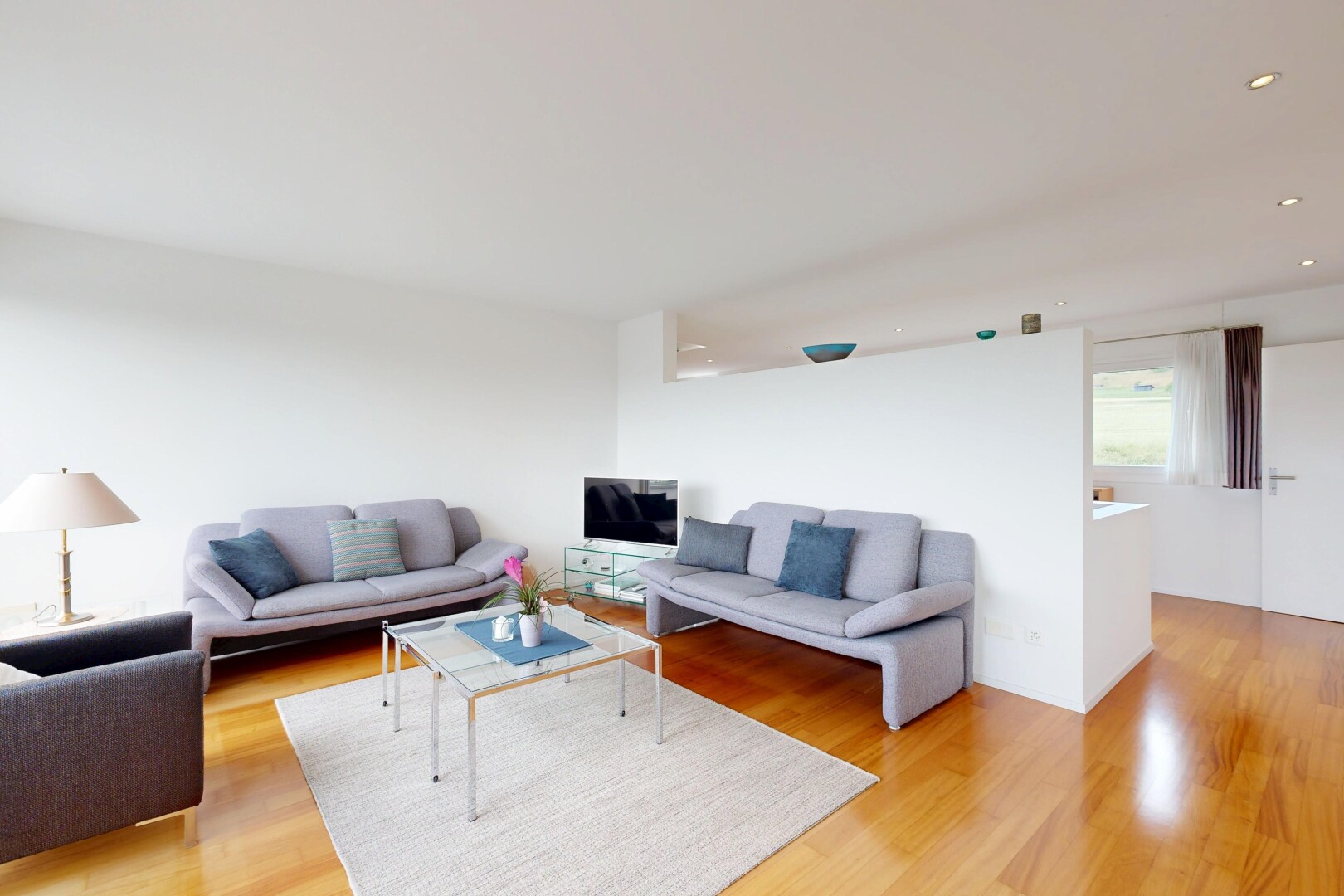 wohnzimmer mit inside property, holzfußboden, wood finish floor, gipskartonwand, und drywall