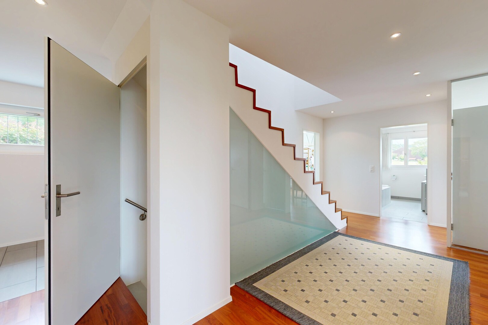 treppe mit treppen, natürliches licht, natural light, inside property, und einbauleuchten