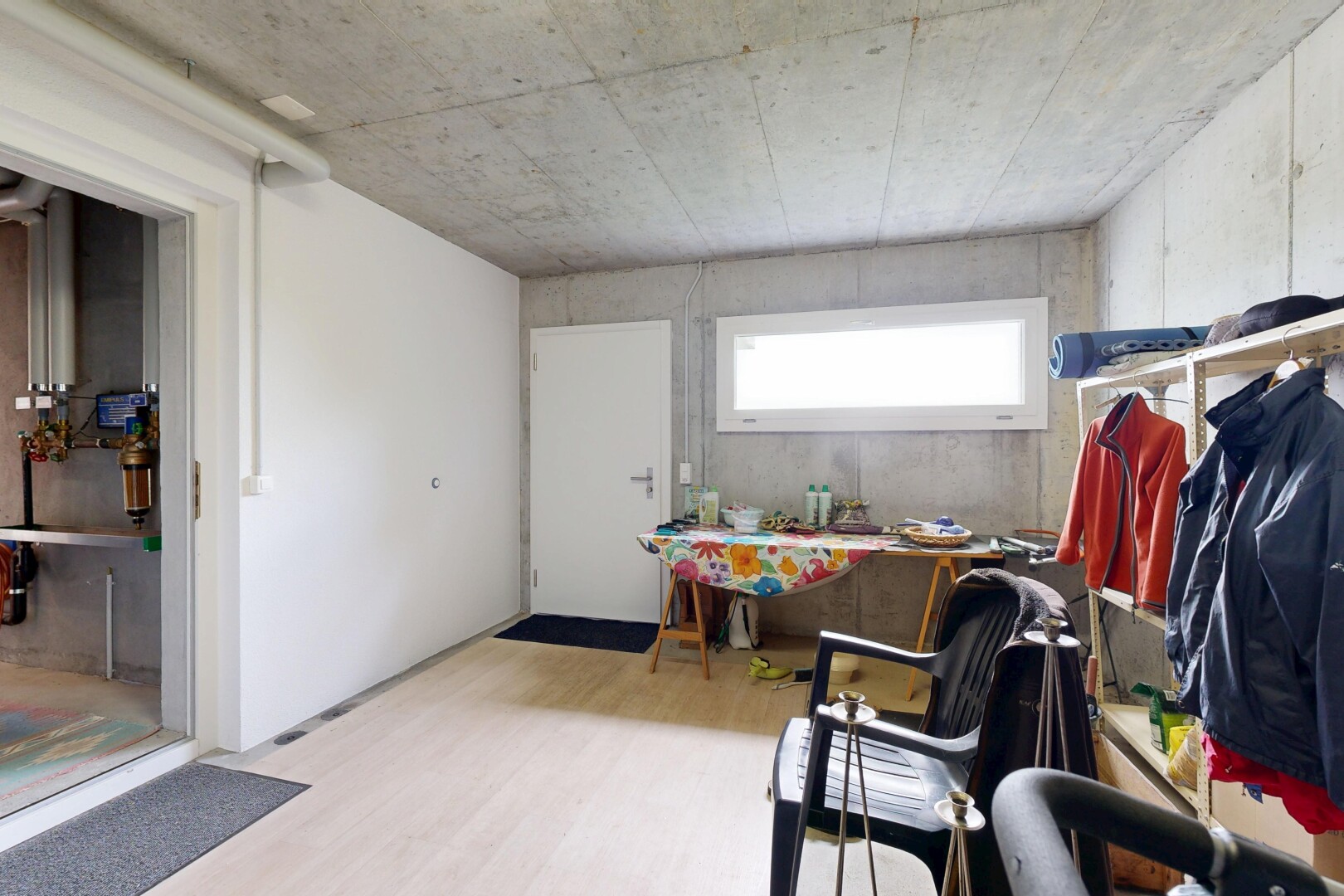 büro mit natürliches licht, natural light, betonmauer, concrete wall, und inside property