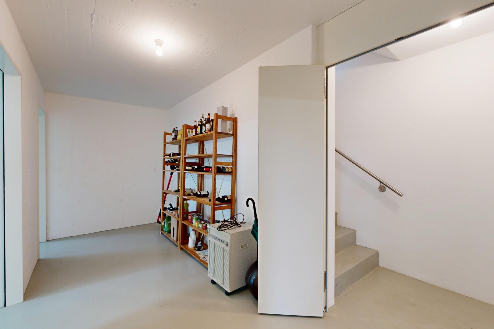 halle / korridor mit inside property, light floor, gipskartonwand, drywall, und betonboden