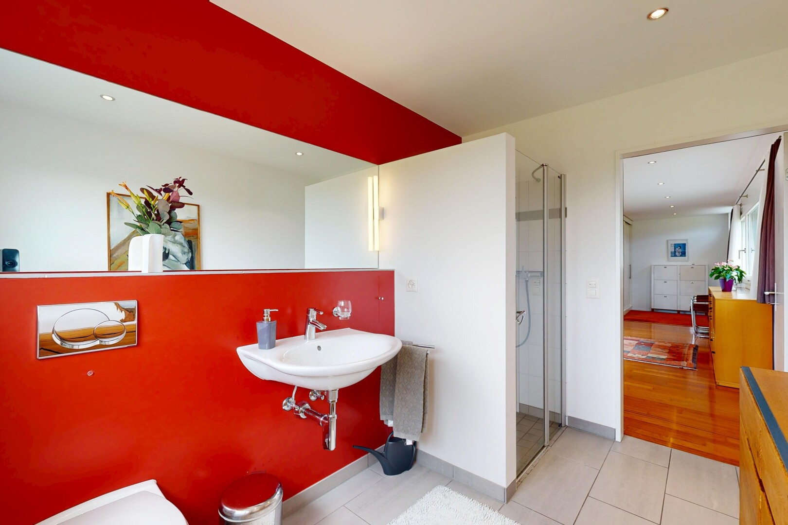 bad mit dusche, gipskartonwand, drywall, fliesenboden, und tile floor