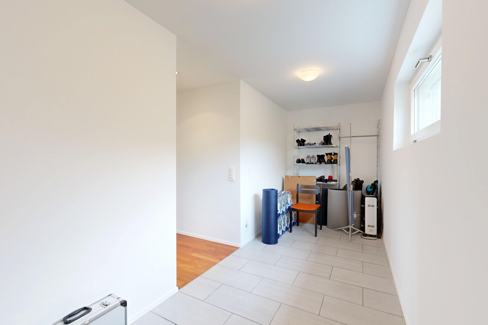 leerer raum mit gipskartonwand, drywall, light floor, natürliches licht, und natural light