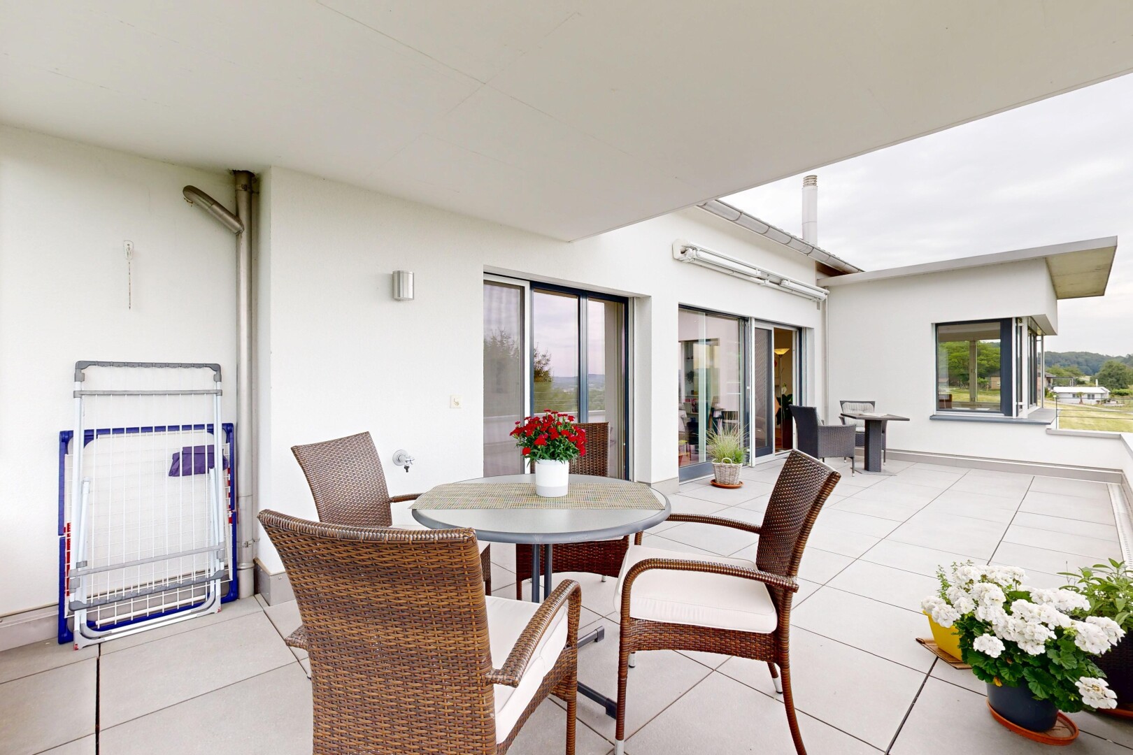 terrasse mit property visible, terrasse, und essbereich im freien