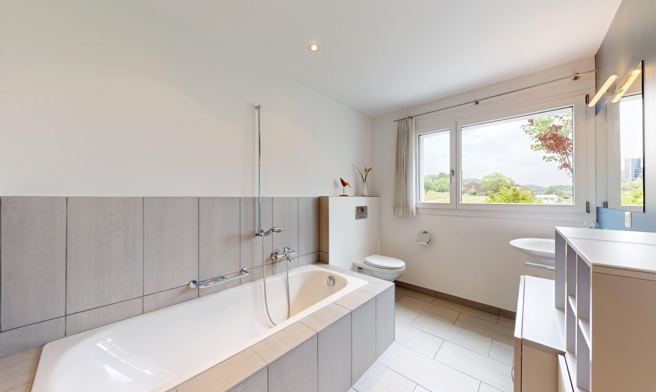 bad mit komplettes badezimmer, bad, schminktisch, toilette, und gipskartonwand