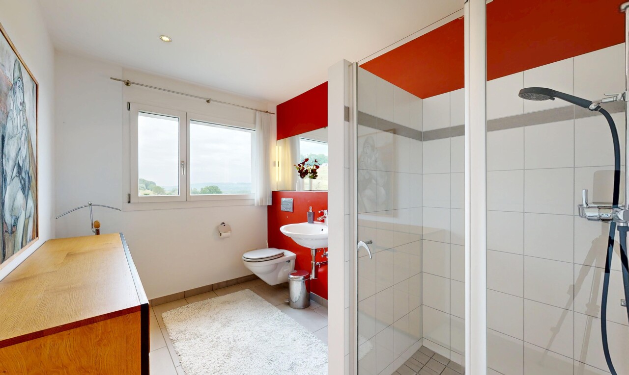 bad mit dusche, light floor, komplettes badezimmer, natürliches licht, und natural light
