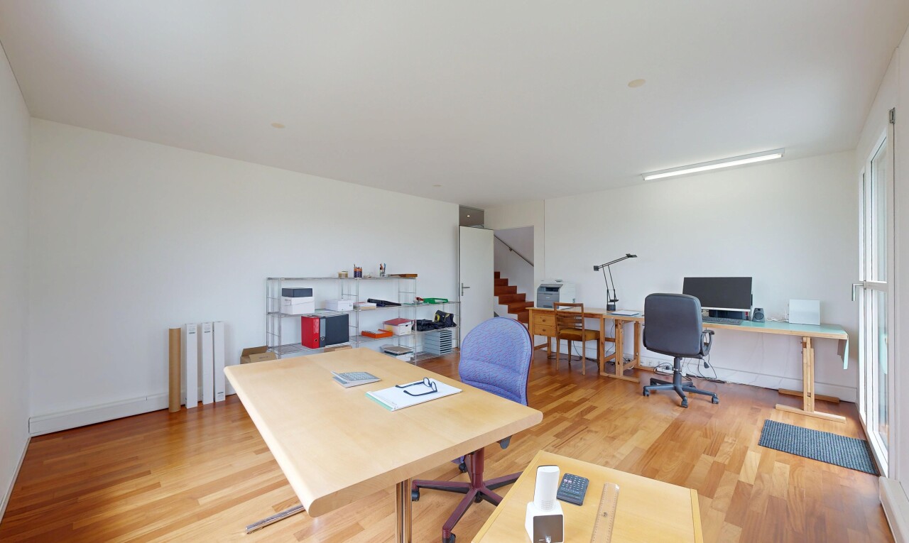 büro mit bürobereich, drywall, wood finish floor, inside community, und fernseher