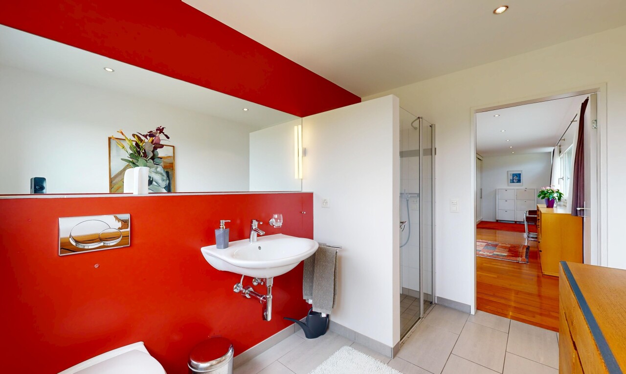 bad mit dusche, gipskartonwand, drywall, fliesenboden, und tile floor