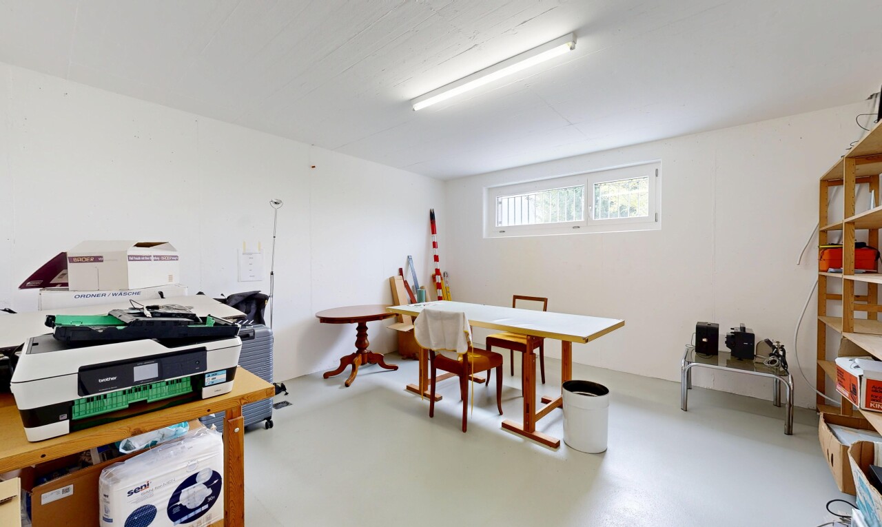büro mit gipskartonwand, drywall, natürliches licht, natural light, und finished concrete floor