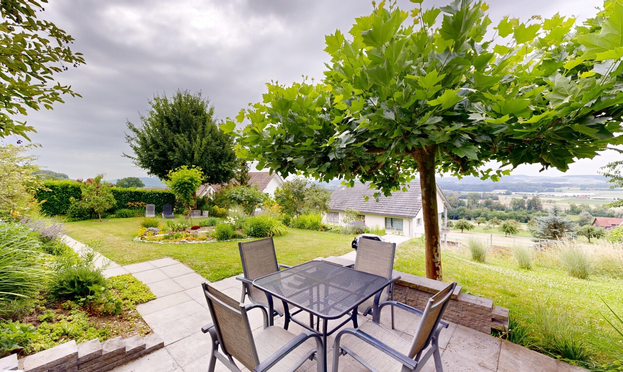 terrasse mit essbereich im freien, rasen, overcast, terrasse, und from property