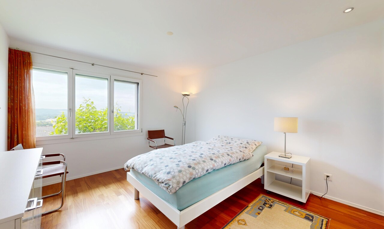 zimmer / schlafzimmer mit inside property, holzfußboden, wood finish floor, gipskartonwand, und drywall