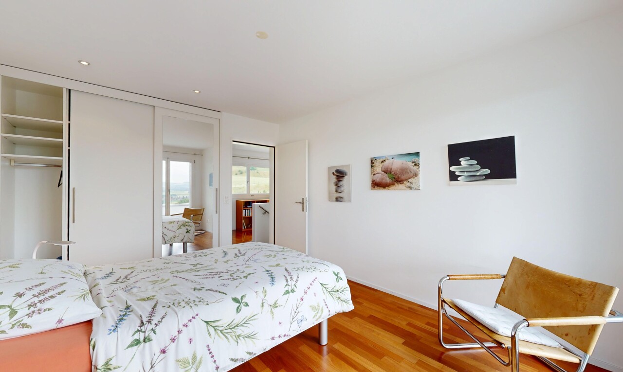 zimmer / schlafzimmer mit kleiderschrank, holzfußboden, wood finish floor, gipskartonwand, und drywall