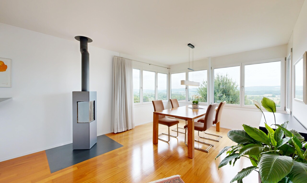 esszimmer mit inside property, gipskartonwand, drywall, holzfußboden, und wood finish floor