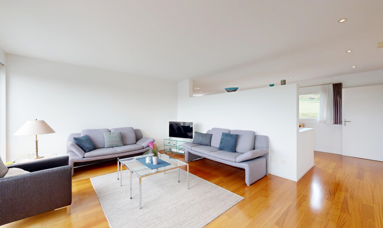 wohnzimmer mit inside property, holzfußboden, wood finish floor, gipskartonwand, und drywall