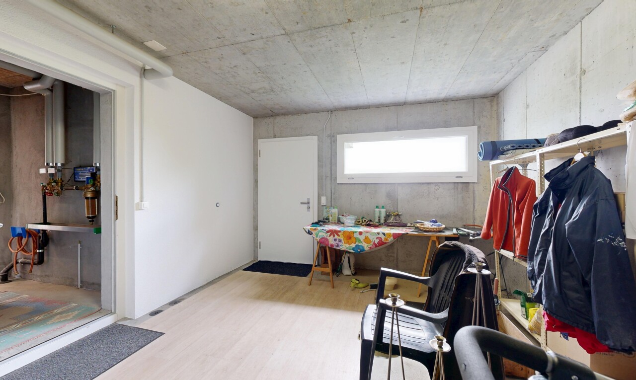 büro mit natürliches licht, natural light, betonmauer, concrete wall, und inside property