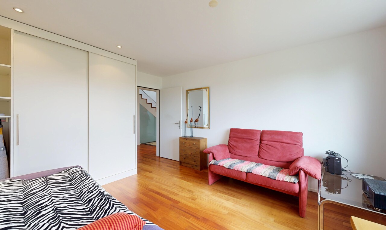 wohnzimmer mit holzfußboden, wood finish floor, gipskartonwand, drywall, und inside property