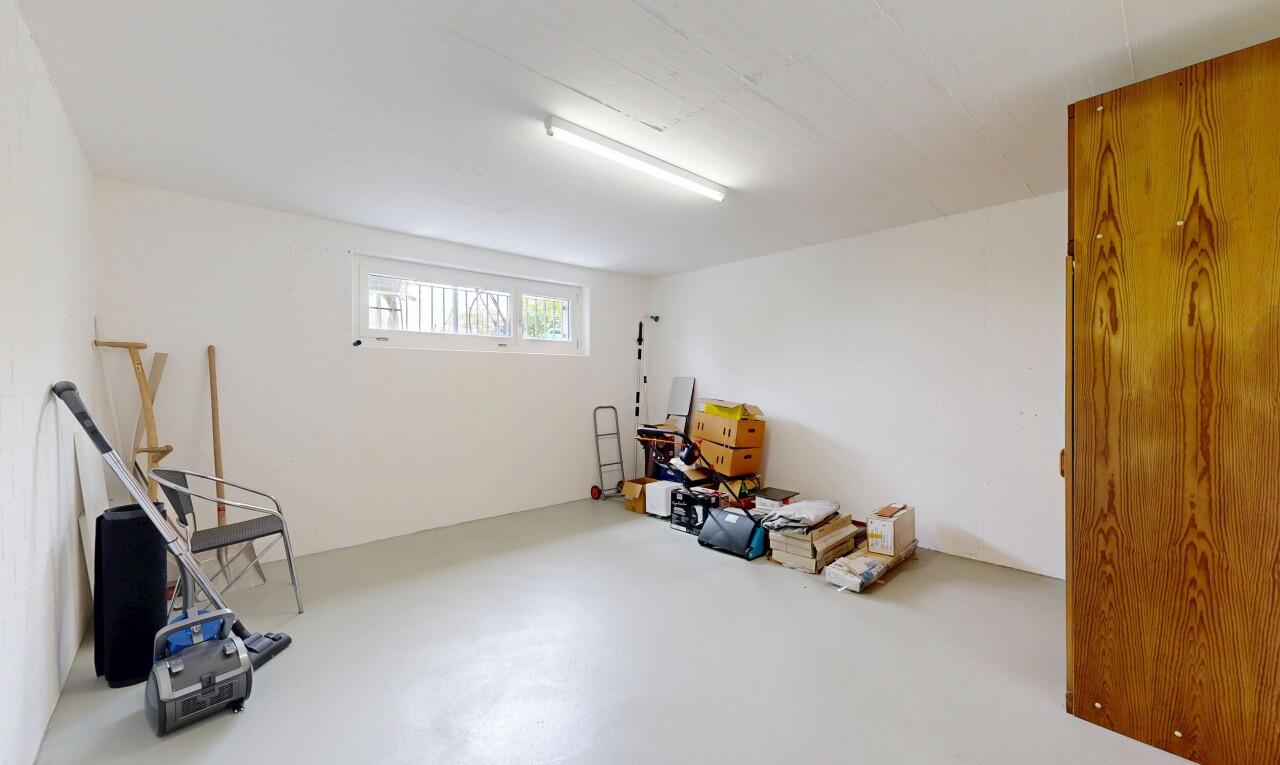 fitnessstudio mit keller, betonboden, concrete floor, natürliches licht, und natural light