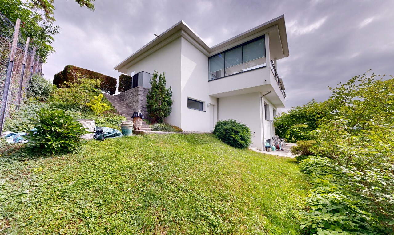 außenansicht mit overcast, property visible, stuckverkleidung, rasen, und terrasse