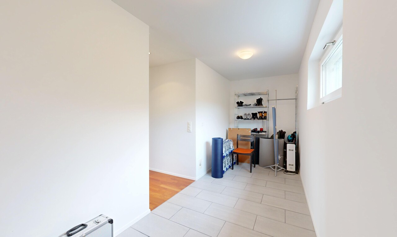 leerer raum mit gipskartonwand, drywall, light floor, natürliches licht, und natural light
