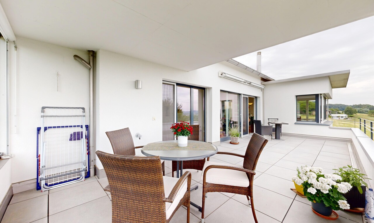 terrasse mit property visible, terrasse, und essbereich im freien