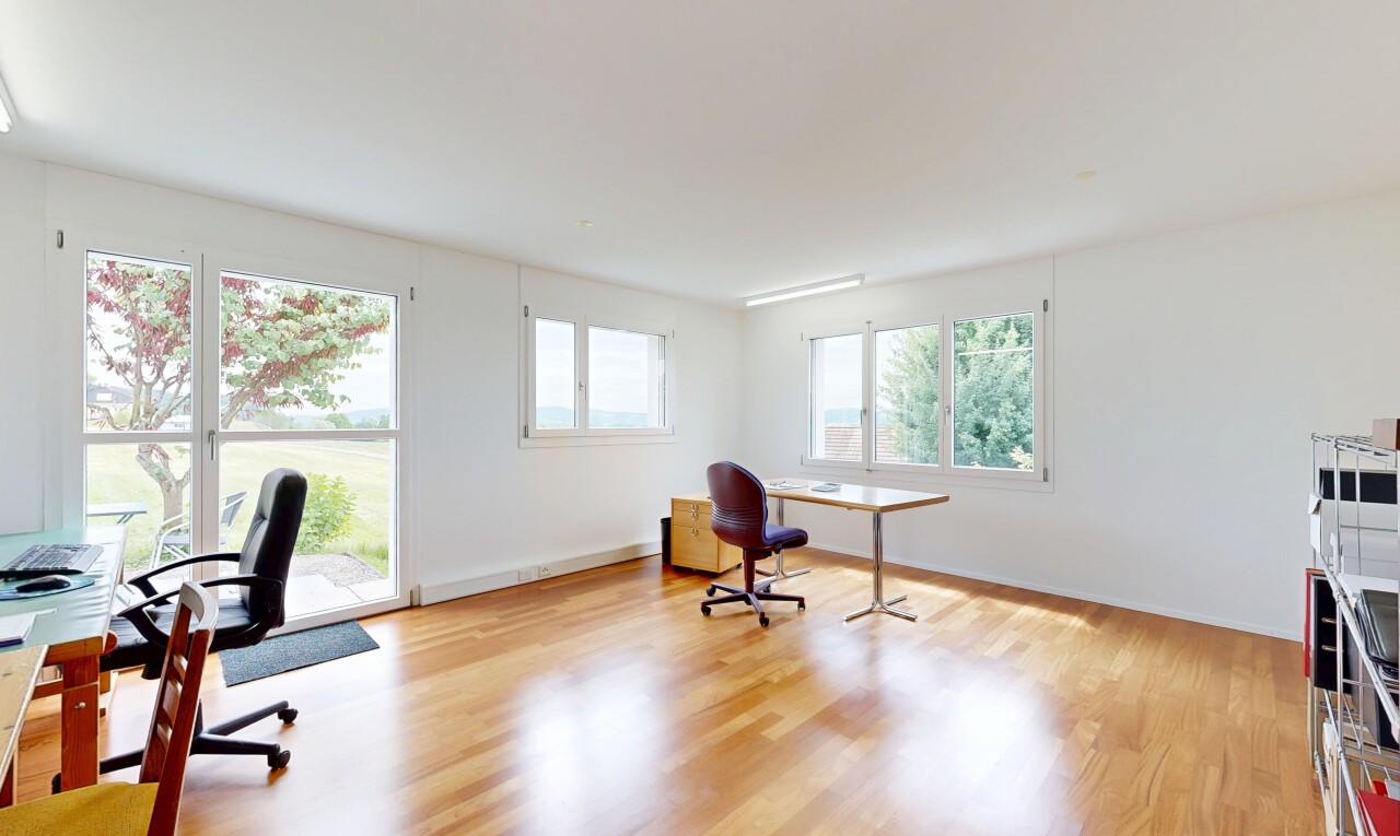 büro mit bürobereich, holzfußboden, wood finish floor, inside property, und gipskartonwand