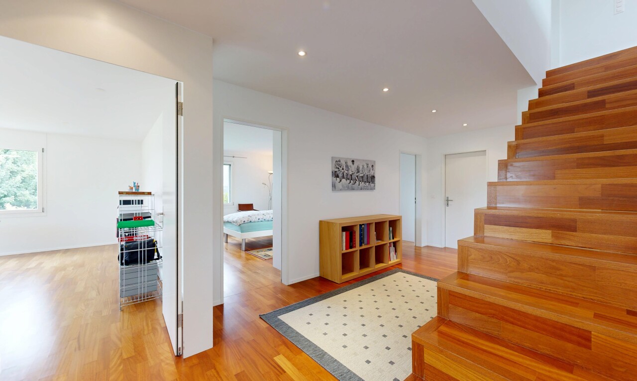 treppe mit treppen, holzfußboden, wood finish floor, inside property, und einbauleuchten