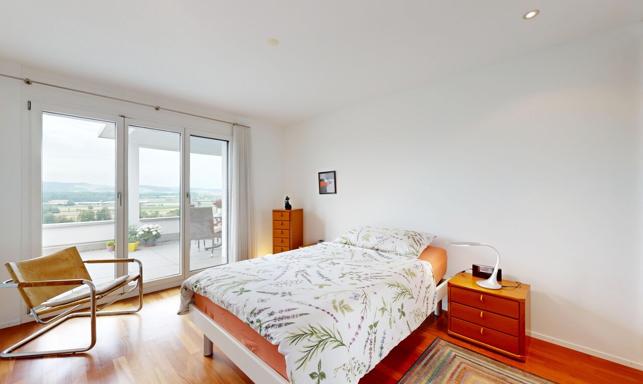 zimmer / schlafzimmer mit außenzugang, inside property, holzfußboden, wood finish floor, und gipskartonwand