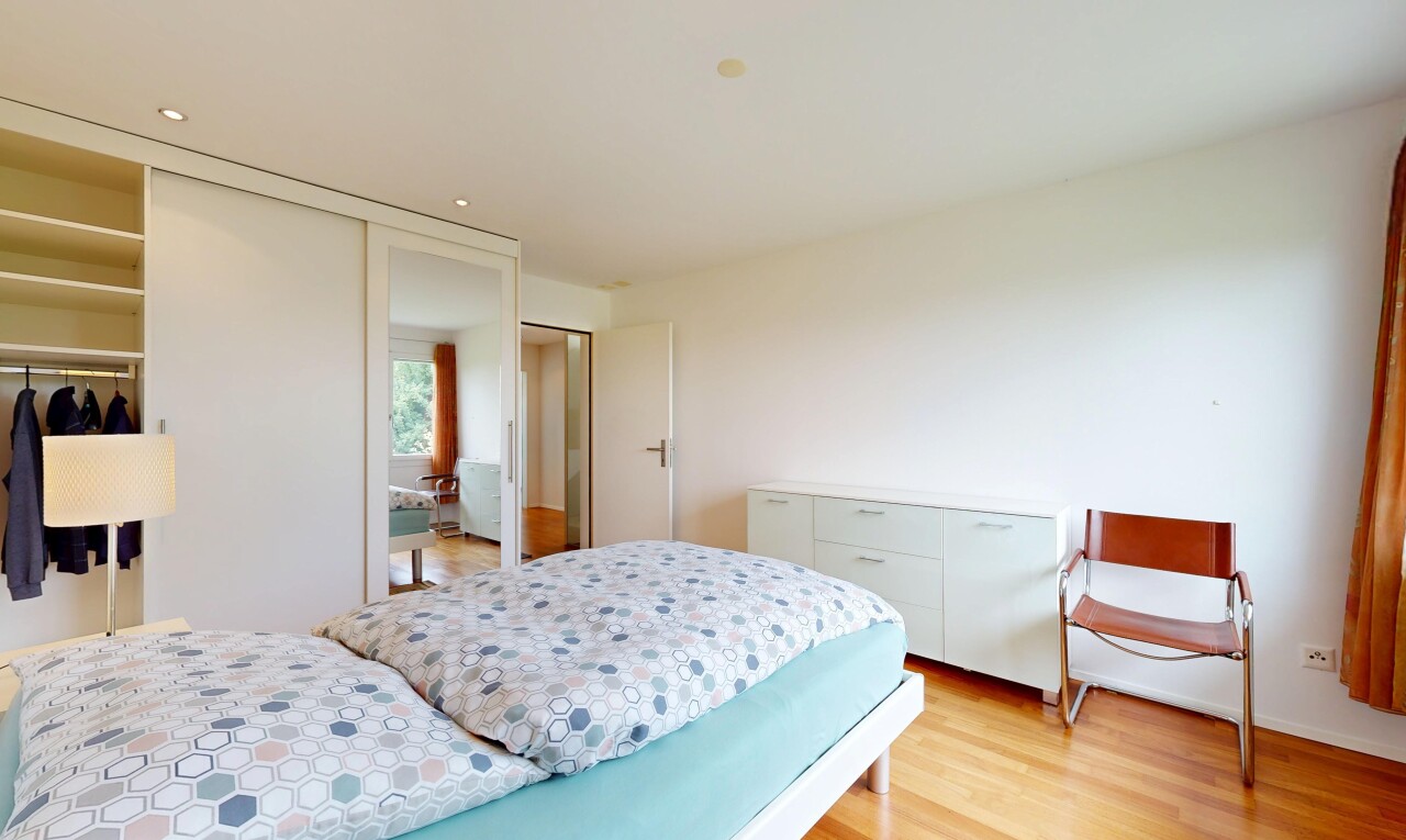 zimmer / schlafzimmer mit kleiderschrank, holzfußboden, wood finish floor, inside property, und light floor