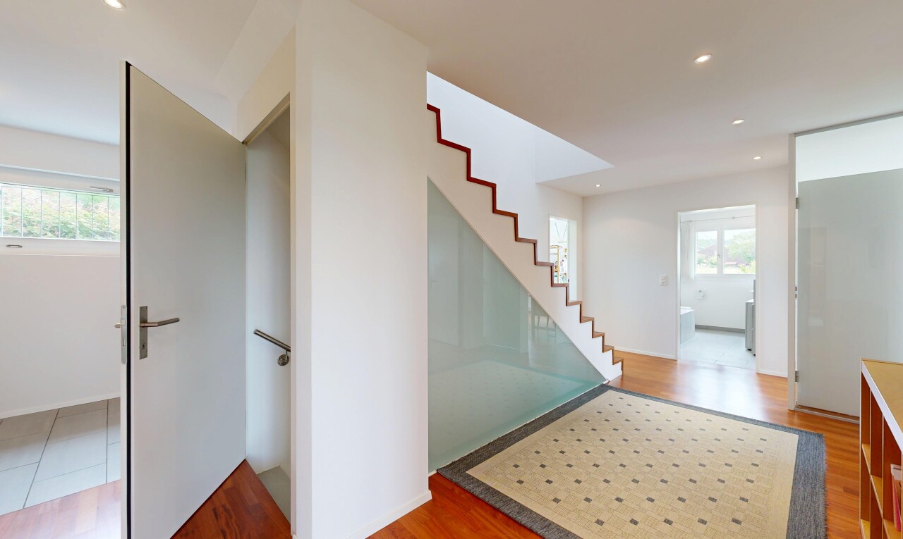 treppe mit treppen, natürliches licht, natural light, inside property, und einbauleuchten