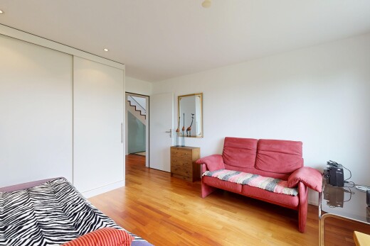 salon avec sol en finition bois, wood finish floor, cloison sèche, drywall, et inside property