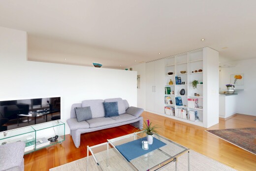 salon avec inside property, sol en finition bois, wood finish floor, cloison sèche, et drywall