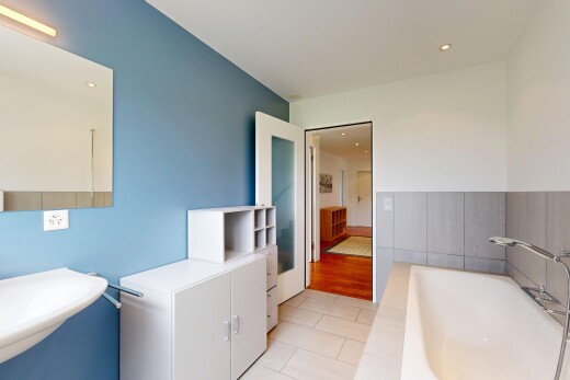 bad mit bad, light floor, inside property, spiegel, und gipskartonwand