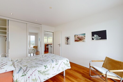 chambre avec placard, sol en finition bois, wood finish floor, cloison sèche, et drywall
