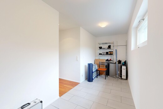 leerer raum mit gipskartonwand, drywall, light floor, natürliches licht, und natural light