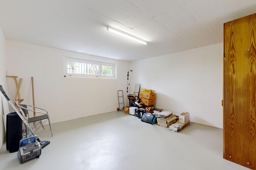 fitnessstudio mit keller, betonboden, concrete floor, natürliches licht, und natural light
