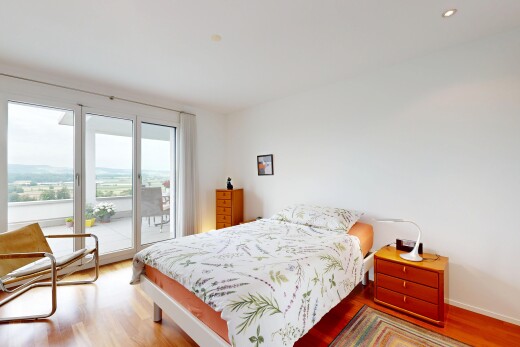 zimmer / schlafzimmer mit außenzugang, inside property, holzfußboden, wood finish floor, und gipskartonwand