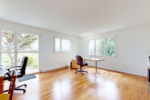 büro mit bürobereich, holzfußboden, wood finish floor, inside property, und gipskartonwand