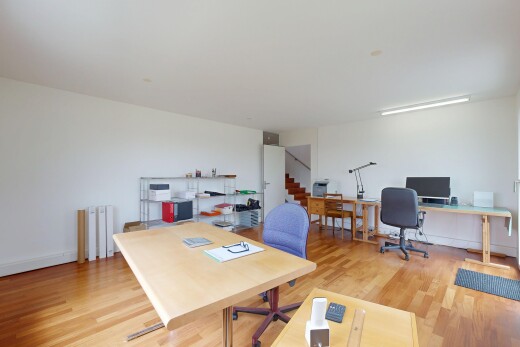 bureau avec espace bureau, drywall, wood finish floor, inside community, et télévision