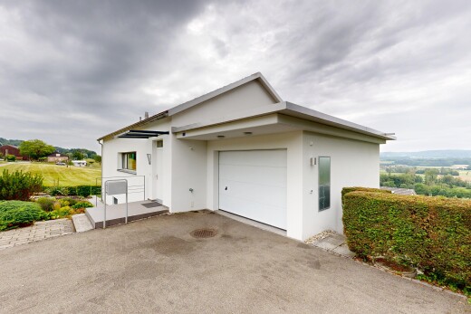 façade avec overcast, from property, bardage en stuc, allée, et garage attaché