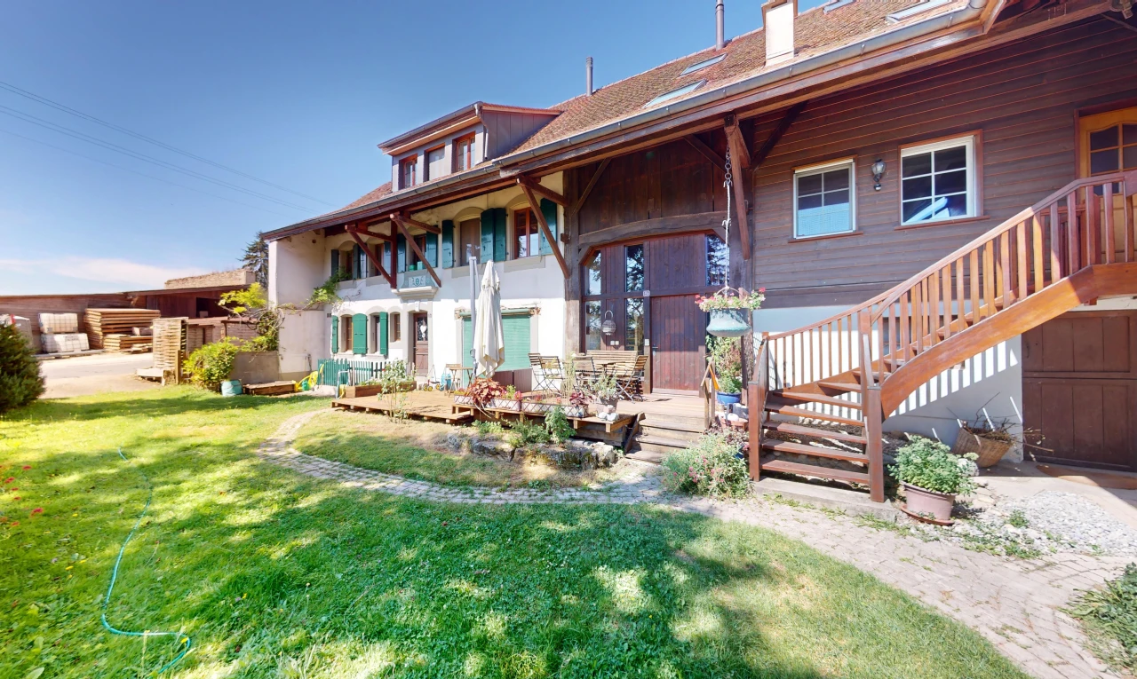 außenansicht mit terrasse und rasen