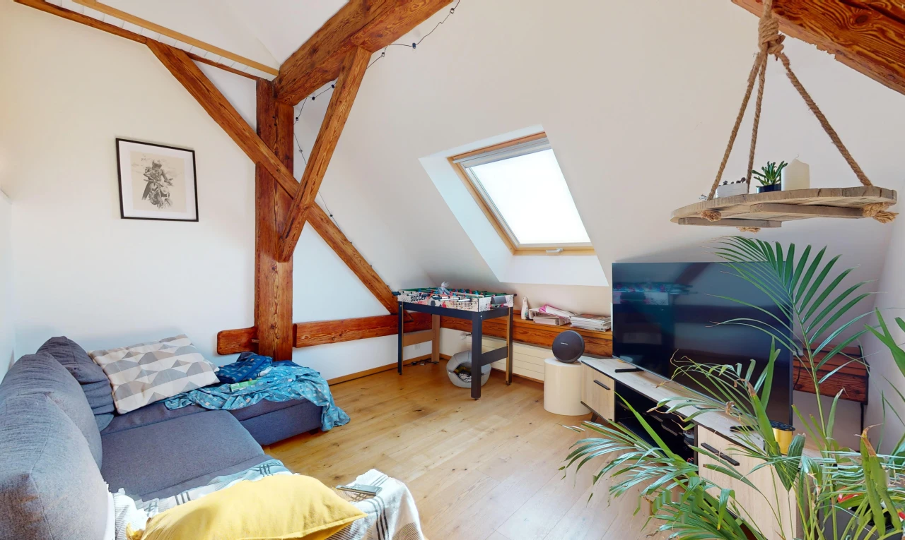 wohnzimmer mit parkettboden, fernseher, dachschräge, und dachfenster