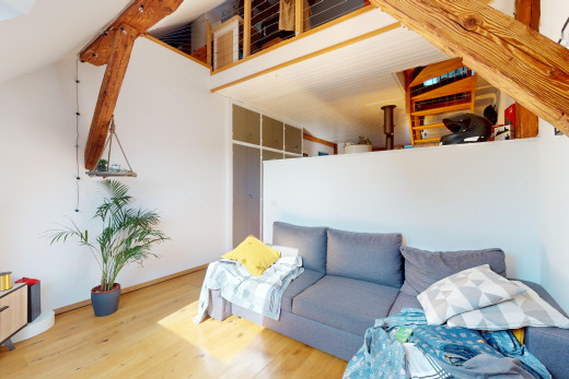 salon avec plancher de bois