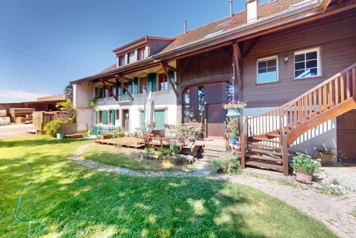 außenansicht mit terrasse und rasen