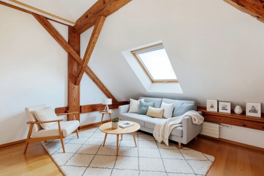 wohnzimmer mit parkettboden, fernseher, dachschräge, und dachfenster